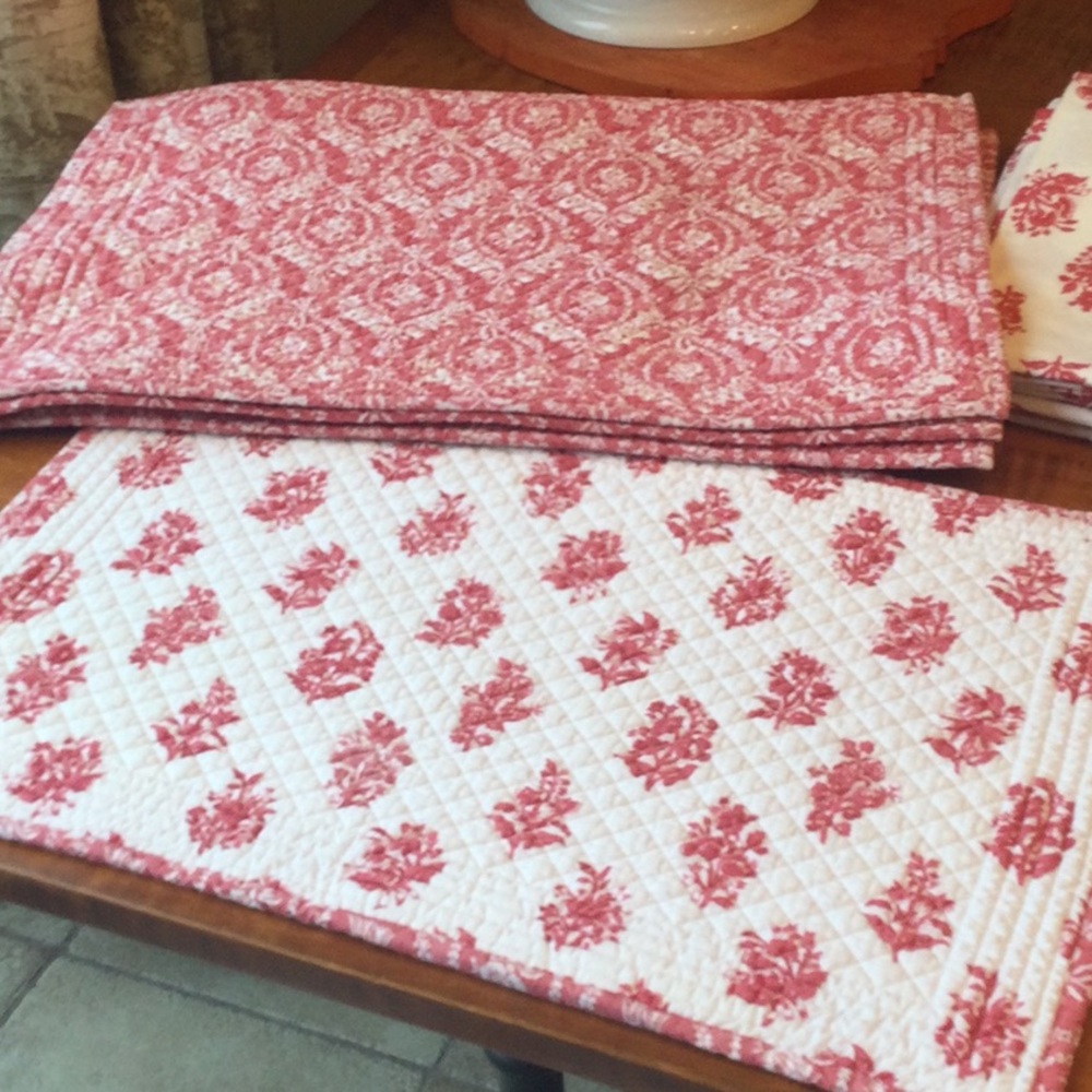 WILLIAMS SONOMA QUILTED PLACEMATS SET OF 8 and 8 NAPKINN